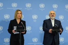 Cao ủy EU phụ trách chính sách an ninh và đối ngoại Federica Mogherini (trái) và Ngoại trưởng Iran Javad Zarif tại lễ công bố thỏa thuận JCPOA chính thức được thực thi. (Nguồn: THX/TTXVN)