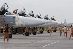 Nhân viên kỹ thuật bảo trì máy bay Su-24 của Nga tại căn cứ không quân Hmeimym ở Latakia, Syria ngày 4/5. (Nguồn: EPA/TTXVN)