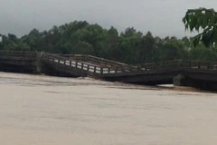 Đắk Lắk: Mưa lũ làm cầu Chư Păm bị sụt lún, gãy gấp hình chữ V