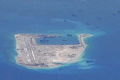 Tàu nạo vét Trung Quốc hoạt động gần Đá Chữ Thập thuộc quần đảo Trường Sa của Việt Nam. (Nguồn: US Navy/Reuters)