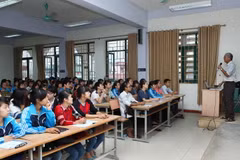 Giờ học của sinh viên Khoa Quản trị doanh nghiệp Trường Đại học Thương mại. (Ảnh: Quý Trung/TTXVN)