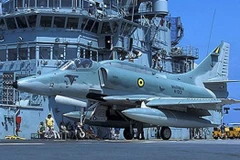 Một chiếc máy bay AF-1 Skyhawk của Hải quân Brazil trên tàu sân bay Sao Paulo. (Nguồn: Brazil Navy)