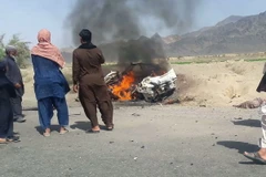 Chiếc xe được cho là của thủ lĩnh Taliban Mullah Akhtar Mansour bốc cháy trong vụ không kích của máy bay không người lái Mỹ tại thị trấn Ahmad Wal ở Balochistan, Pakistan ngày 21/5. (Nguồn: AFP/TTXVN)