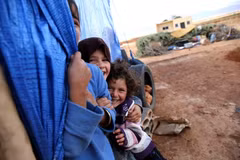 Trẻ em tị nạn Syria tại một trại tị nạn ở làng Taybeh, thung lũng Bekaa, miền đông Liban. (Nguồn: AFP/TTXVN)