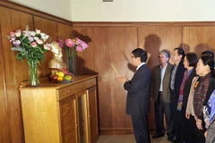 Dâng hương kỷ niệm 126 năm Ngày sinh Chủ tịch Hồ Chí Minh tại Nam Phi. (Nguồn: TTXVN)