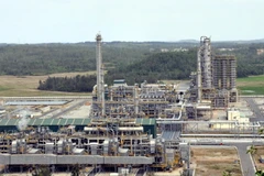 Một góc Nhà máy lọc dầu Dung Quất nhìn từ trên cao. (Ảnh: Sỹ Thắng/TTXVN)