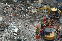 Lực lượng cứu hộ nỗ lực tìm kiếm các nạn nhân bị mắc kẹt trong đống đổ nát. (Nguồn: THX/TTXVN)