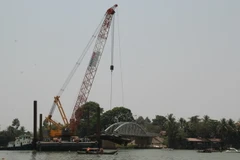  Toàn cảnh công tác trục vớt tàu đẩy SG – 3745 từ độ sâu 13m dưới lòng sông Đồng Nai (Ảnh chụp lúc 12 giờ 10 phút, ngày 30/3). (Ảnh: Sỹ Tuyên/TTXVN)