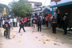 Cảnh sát Bangladesh tại hiện trường một vụ tấn công ở miền Bắc nước này tháng 11/2015. (Nguồn: AFP/TTXVN)AFP/TTXVN