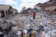 Cảnh đổ nát sau trận động đất tại Portoviejo, Ecuador ngày 20/4. (Nguồn: AFP/TTXVN)