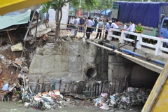 Bờ suối Săn Máu sạt lở dưới chân cầu Đồng Khởi. (Ảnh: Công Phong/TTXVN)