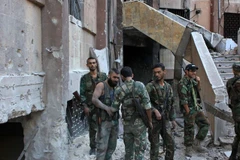 Binh sỹ Syria làm nhiệm vụ tại khu vực Bustan al-Basha, Aleppo ngày 6/10. (Nguồn: AFP/TTXVN)