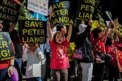 Người dân tham gia biểu tình tại Los Angeles, Mỹ ngày 20/2. (Nguồn: THX/TTXVN)