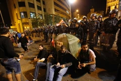 Người biểu tình Liban tuần hành trước trụ sở cơ quan Chính phủ ở thủ đô Beirut hồi tháng 3 phản đối tình trạng rác thải tràn ngập do bãi rác lớn nhất Naameh bị đóng cửa. (Nguồn: AFP/TTXVN)