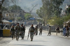 Cảnh sát biên phòng Afghanistan làm nhiệm vụ tại khu vực cửa khẩu Torkham trên biên giới với Pakistan. (Nguồn: AFP/TTXVN)