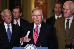 Thượng nghị sỹ Mitch McConnell (giữa) phát biểu tại cuộc họp báo ở thủ đô Washington DC ngày 6/12. (Nguồn: AFP/TTXVN)