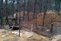 Một hầm vàng trái phép tại xã Đăk Kan huyện Ngọc Hồi. (Ảnh: Cao Nguyên/TTXVN)