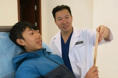 Niềm vui của Tuấn khi đã có lại khuôn mặt hài hòa sau khi được giáo sư Mc Kinnon và các bác sỹ Vinmec 4 lần phẫu thuật 