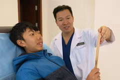 Niềm vui của Tuấn khi đã có lại khuôn mặt hài hòa sau khi được giáo sư Mc Kinnon và các bác sỹ Vinmec 4 lần phẫu thuật 