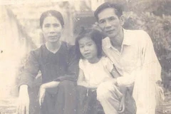 Nhà thơ Yến Lan và vợ, bà Nguyễn Thị Lan cùng con gái trong những năm tháng tập kết ra Bắc. (Nguồn: thethaovanhoa.vn)