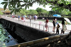 Khách du lịch tham quan di tích Huế. (Ảnh: Quốc Việt/TTXVN)