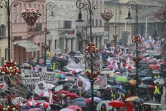 Hàng nghìn giáo viên và phụ huynh học sinh biểu tình phản đối cải cách hệ thống giáo dục tại Warsaw. (Nguồn: AP/TTXVN)