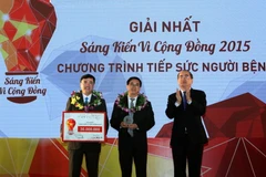 Chủ tịch Uỷ ban Trung ương MTTQ Việt Nam Nguyễn Thiện Nhân trao giải Nhất cho Hội Thầy thuốc trẻ Việt Nam về Chương trình tiếp sức người bệnh. (Ảnh: Nguyễn Dân/TTXVN)