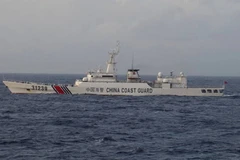 Tàu hải cảnh vũ trang của Trung Quốc đi vào lãnh hải Nhật Bản ngày 26/12/2015. (Nguồn: WSJ)