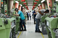 Dây chuyền sản xuất bao bì, nhãn hiệu, phụ liệu trang trí của nhà máy Avery Dennison RBIS tại Long An. (Ảnh: Thanh Vũ/TTXVN))