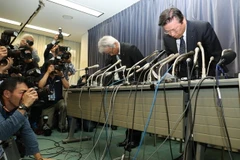 Chủ tịch hãng Mitsubishi Tetsuo Aikawa (phải) và Phó Chủ tịch Ryugo Nakao (trái) xin lỗi người tiêu dùng vì hành vi gian lận mức độ tiết kiệm nhiên liệu. (Nguồn: AFP/TTXVN)