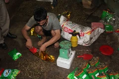 Hiện trường tạo hương cho trà bằng hóa chất không rõ nguồn gốc. (Ảnh : Dương Chí Tưởng/Vietnam+)