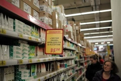 Người dân Nga mua sắm tại siêu thị. (Nguồn: AFP/TTXVN)