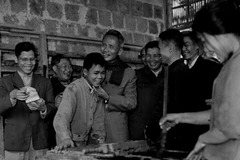 Thủ tướng Phạm Văn Đồng thăm xưởng sản xuất vật liệu xây dựng của sinh viên trường Đại học Bách Khoa Hà Nội năm 1969. (Ảnh: TTXVN)