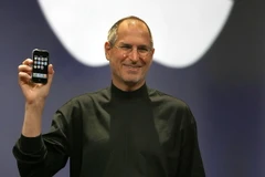 Cố Chủ tịch Tập đoàn Apple Steve Jobs giới thiệu điện thoại di động mới "iPhone" tại San Francisco, California ngày 9/1/2007. (Nguồn: AFP/TTXVN)