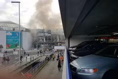 Khói bốc lên từ sân bay Brussels sau hai vụ nổ ngày 22/3. (Nguồn: The Guardian/TTXVN)