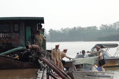 Lực lượng chức năng kiểm tra một tàu hút cát trái phép. Ảnh minh họa. (Nguồn: Thái Hùng/TTXVN)