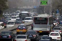 Các phương tiện tham gia giao thông chen chúc trên đường phố Bắc Kinh ngày 7/4. (Nguồn: EPA/TTXVN)
