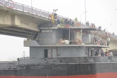 Lực lượng chức năng nỗ lực khắc phục sự cố. (Ảnh: Mạnh Minh/TTXVN)