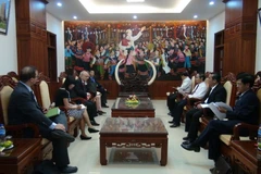 Đại sứ David Sapterstein làm việc tại Gia Lai. (Ảnh: Hoài Nam/TTXVN)