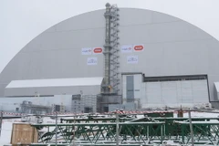 Công trình chụp một mái vòm mới bằng thép khổng lồ lên lò phản ứng số 4 của Nhà máy điện hạt nhân Chernobyl . (Nguồn: AFP/TTXVN)