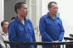 Nguyễn Văn Tuẫn (bên phải) cùng đồng phạm tại phiên tòa. (Nguồn: anninhthudo.vn)