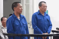 Nguyễn Văn Tuẫn (bên phải) cùng đồng phạm tại phiên tòa. (Nguồn: anninhthudo.vn)