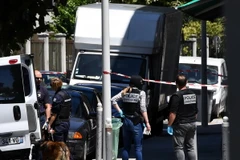 Cảnh sát Pháp làm nhiệm vụ tại hiện trường vụ tấn công ở Nice. (Nguồn: AFP/TTXVN)