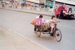 Cô bé Yangyang 7 tuổi gò lưng đạp xe ba bánh. (Nguồn: CCTVNews)