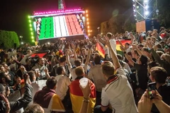 Các cổ động viên xem trận đấu tứ kết giữa Đức và Italy tại khu fanzone. (Nguồn: EPA/TTXVN)