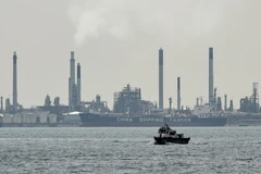 Nhà máy lọc dầu trên đảo Bukom, Singapore ngày 18/1. (Nguồn: AFP/TTXVN)