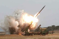 Hình ảnh này được cho là vụ phóng các vật thể tầm ngắn của Triều Tiên ra vùng biển phía Đông nước này trong ngày 3/3. (Nguồn: YONHAP/ TTXVN)