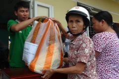 Trao quà hỗ trợ ngư dân vùng ảnh hưởng hiện tượng cá chết hàng loạt. (Ảnh: Trịnh Bang Nhiệm/TTXVN)