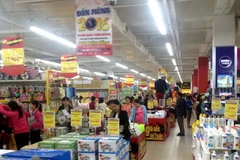 Người tiêu dùng mua sắm tại siêu thị BigC, Huế. (Ảnh: Quốc Việt/TTXVN)