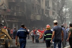 Chuyển nạn nhân thiệt mạng trong vụ đánh bom ở Karrada. (Nguồn: AFP/TTXVN)